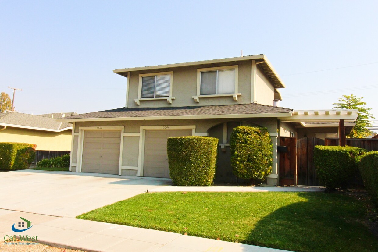 Foto principal - $2995 - Beautiful 2 Bed 1.5 Bath Duplex Av...