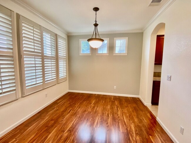 Building Photo - CLEAN AND SPACIOUS 4 BED, 2.5 BATH WITH CO...