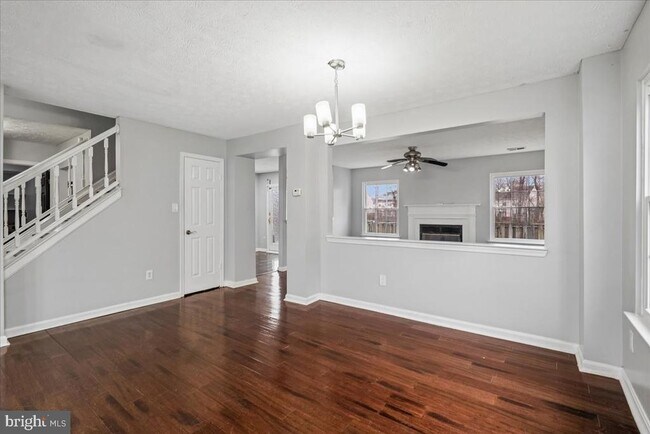 Foto del edificio - 13909 Lord Fairfax Pl