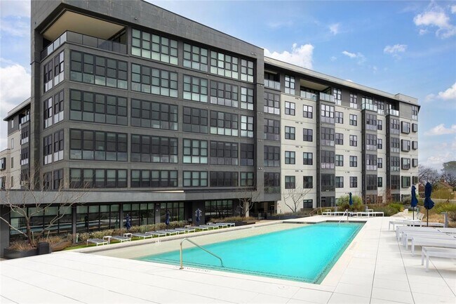 Foto del edificio - 800 Embassy Dr