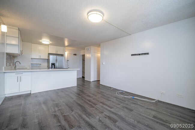 Building Photo - $2,300 / 1br - 594ft2 - Beautifully Renova...