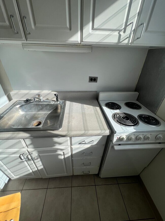 Foto del edificio - Renovated studio @ Pacific Grand $1400.00
