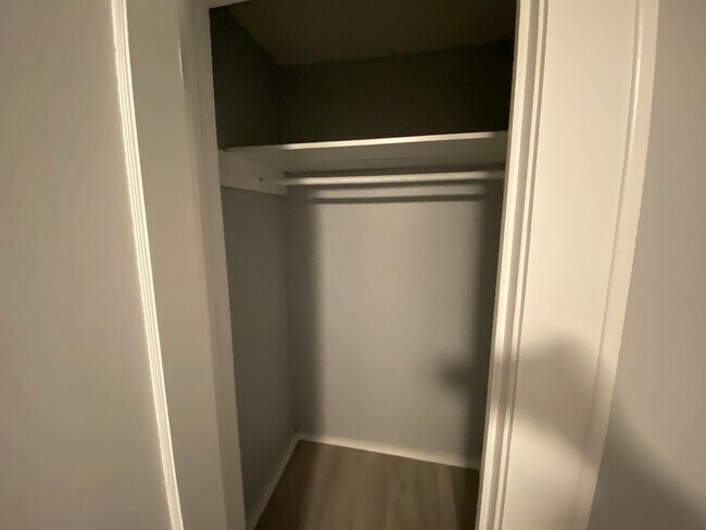 Building Photo - 1 bedroom, 1 bathroom recently renovated a...