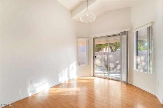 Foto del edificio - 11000 Vallerosa St