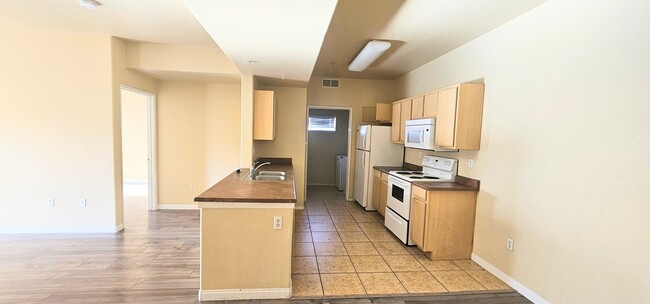 Foto del edificio - Beautiful 2 bedroom condo with garage. All...