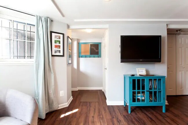 Entryway with bay windows - 1310 Massachusetts Ave SE