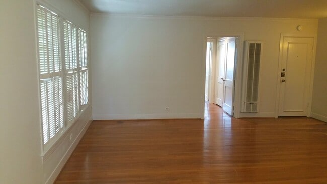Living Room / Hallway - 1806 Banks St