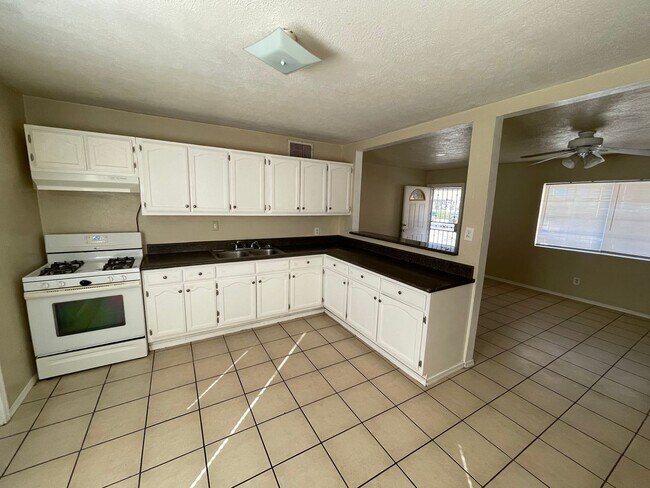 Foto del edificio - TWO HOMES FOR THE PRICE OF ONE!