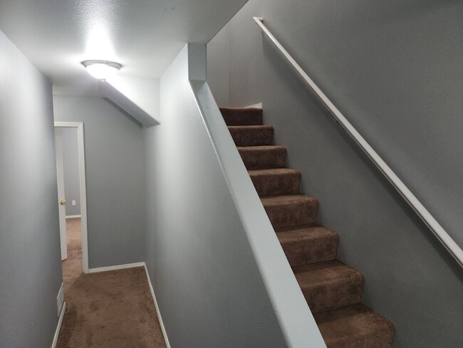 Building Photo - 4 Bed 2 Bath 10 minutes from JBER