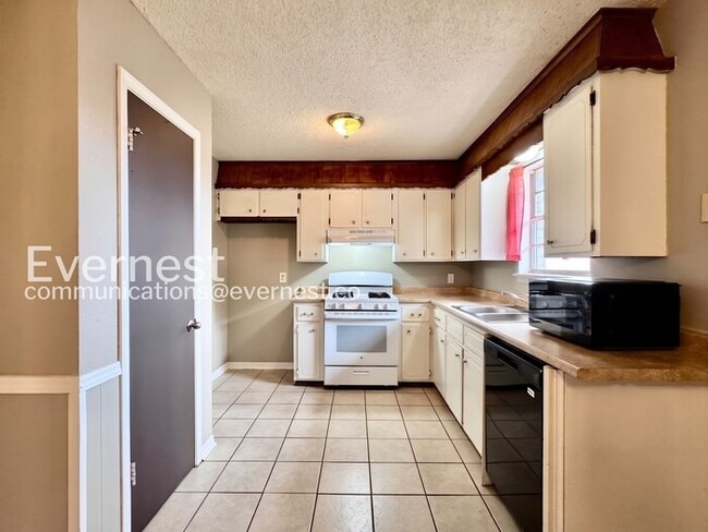 Building Photo - 4 Bed/2.5 Bath Home with Fenced Yard & Garage / Available Now!