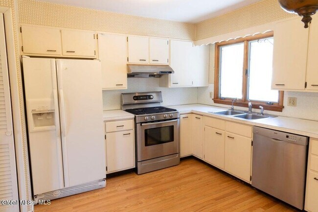 Building Photo - 17 Cedarwood Drive