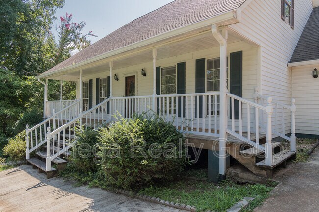 Building Photo - 221 Parkwood Ln