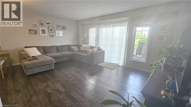 Photo du bâtiment - 216 Featherstone Crescent