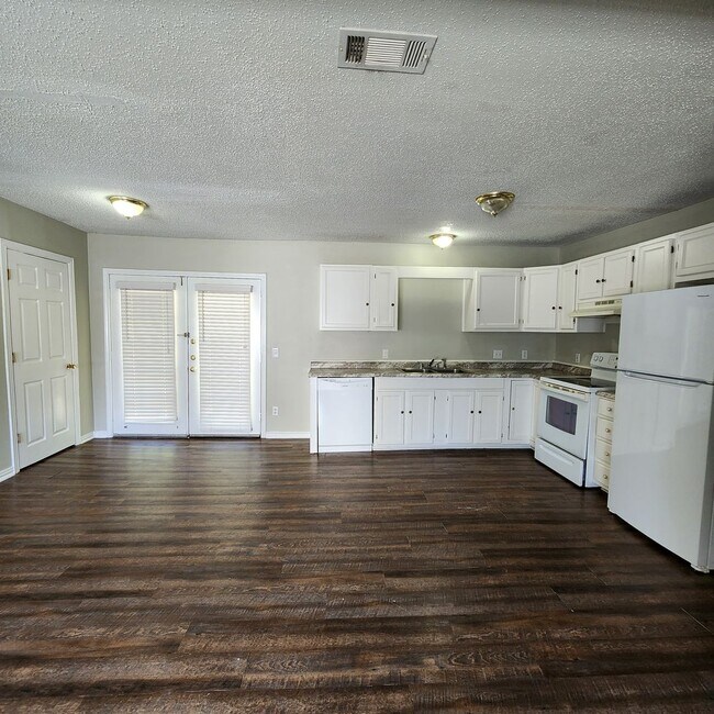 Foto del edificio - 4 Bedroom Home Coming Soon!