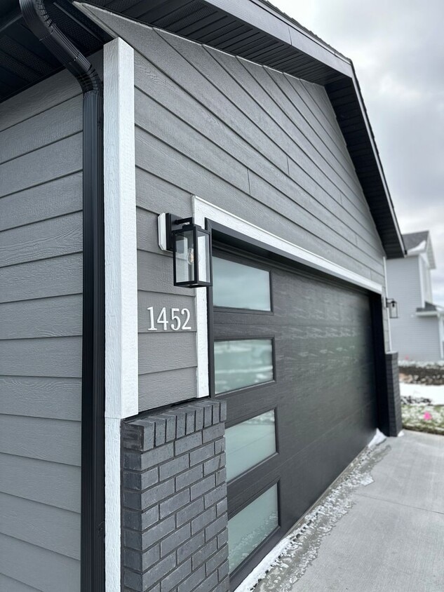 Primary Photo - Beautiful 4 bed 2 bath Townhome for rent!