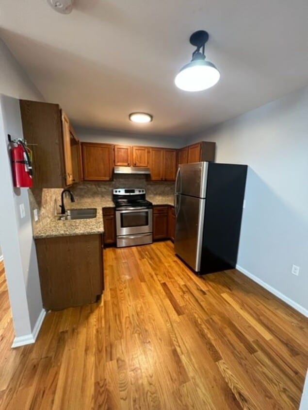 Primary Photo - Renovated large 1 BR in heart of downtown ...