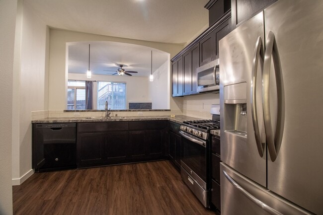 Building Photo - Beautiful 3 Bed 2 home with 2 Car Garage-F...