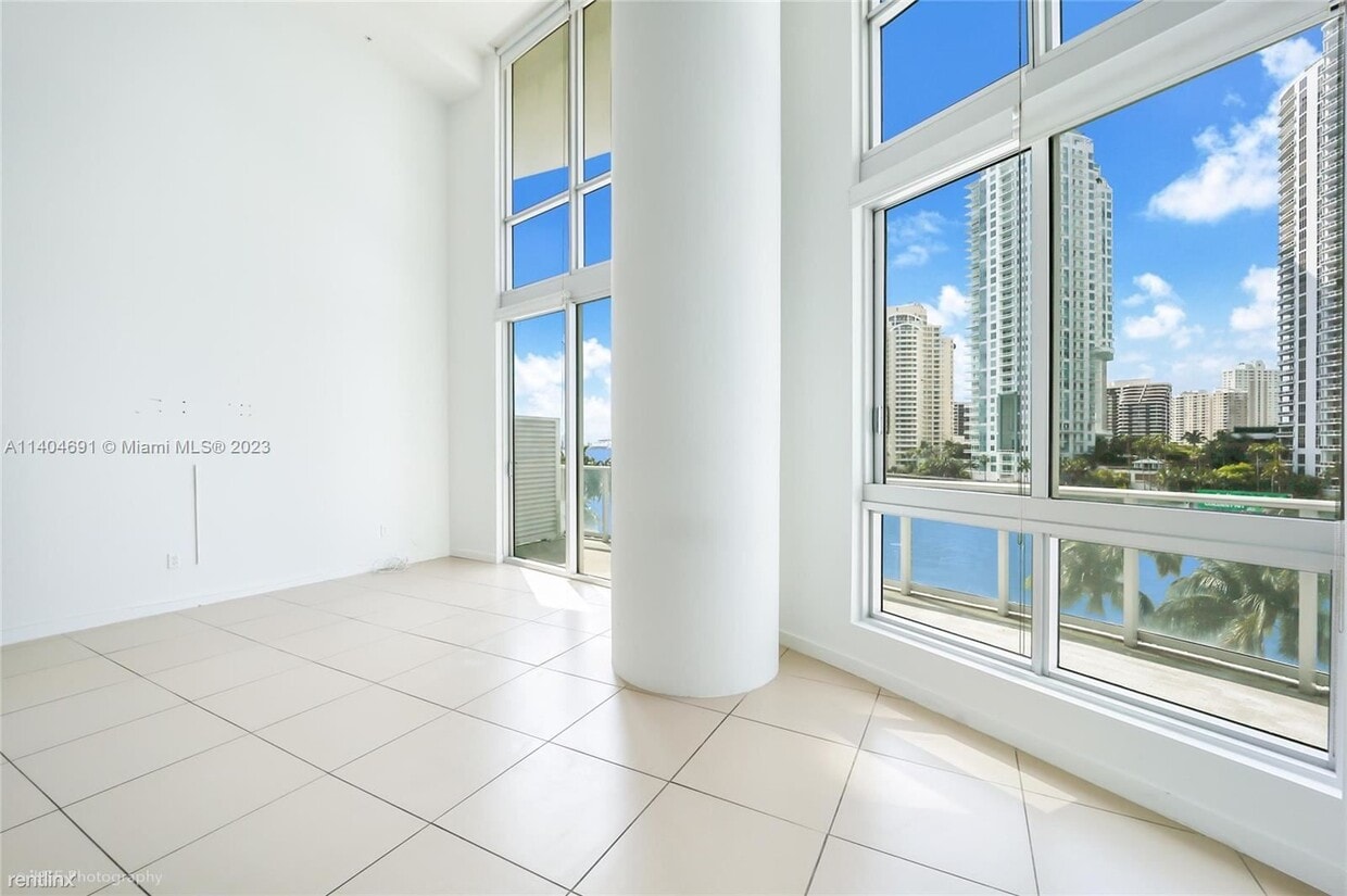Primary Photo - 1 br, 1 bath Condo - 300 S Biscayne Blvd #...