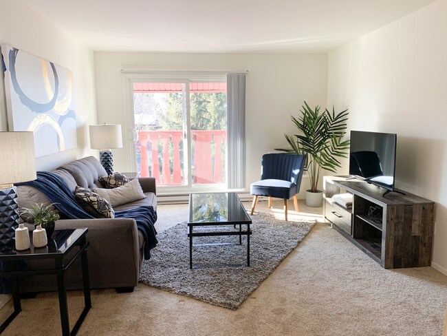 Apartamentos con vista a la arista Sala de estar al patio - Ridge View Apartments