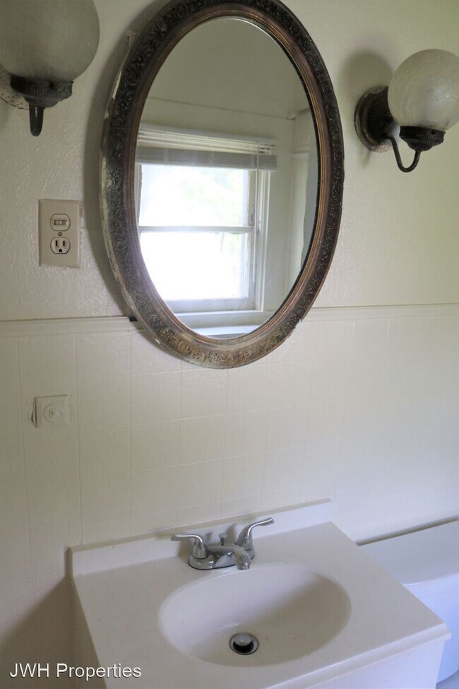 Building Photo - 2 br, 1 bath House - 2460 Drexel St