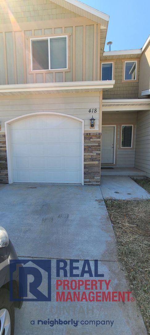 Building Photo - 418 E Red Fox Ln