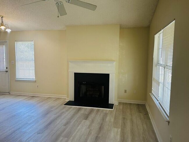 Foto del edificio - 5873 Eagles Crossing Ln