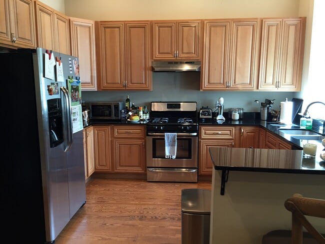Spacious kitchen with gas stove - 5415 Danneel St