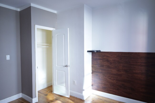 Building Photo - 3126 Jerome Ave