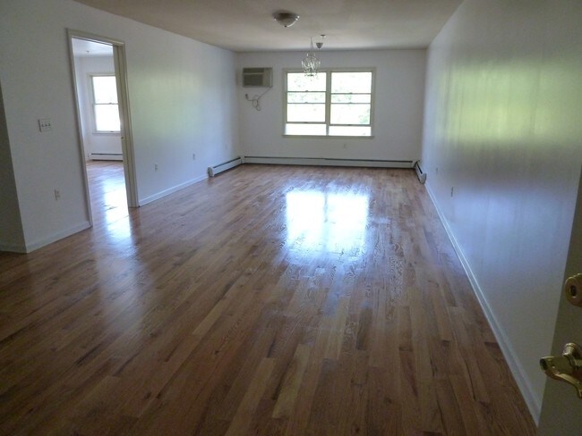 Building Photo - 17 E Ivy Ln