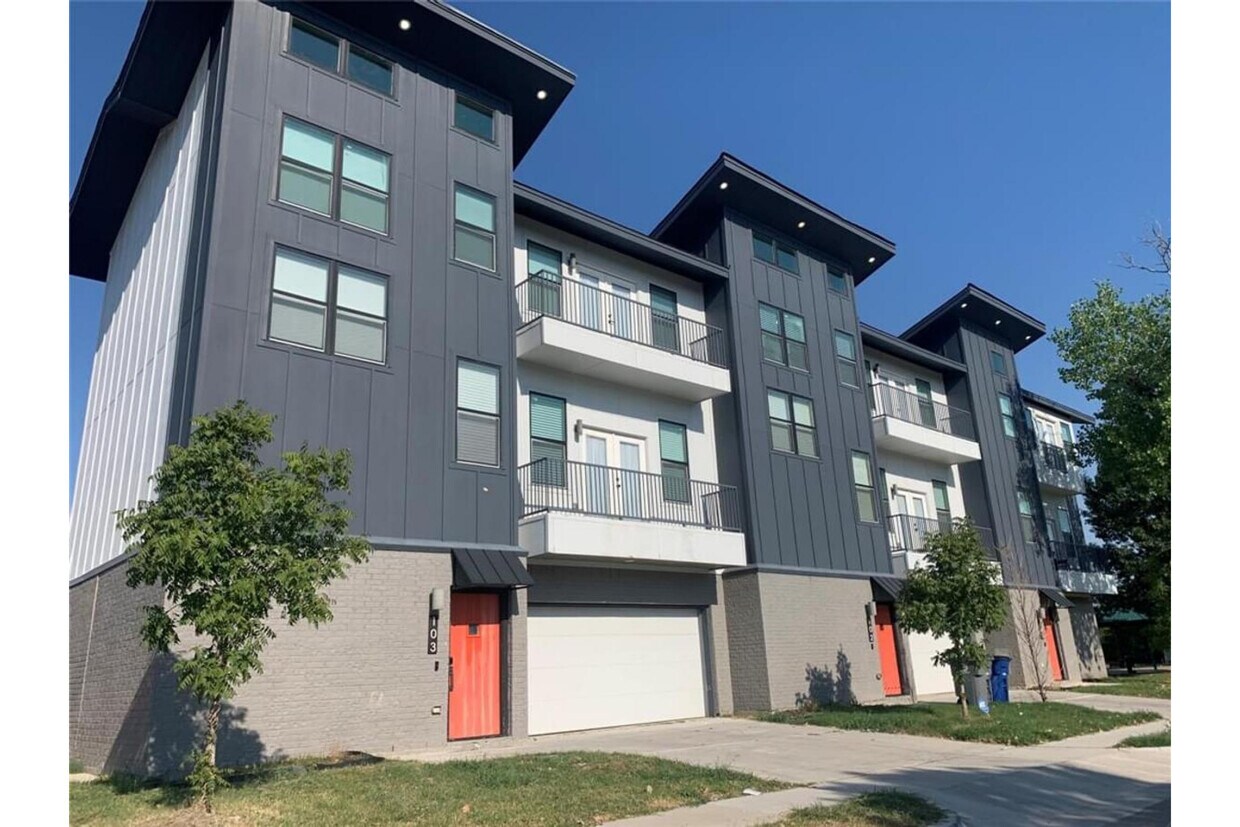 Foto principal - 320 Winslett Dr