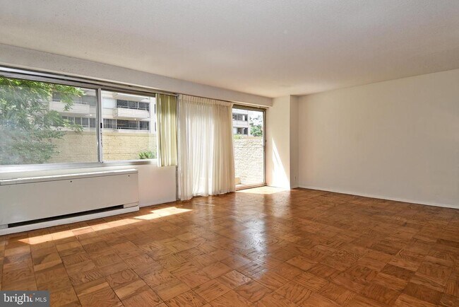 Foto del edificio - 5500 Friendship Blvd