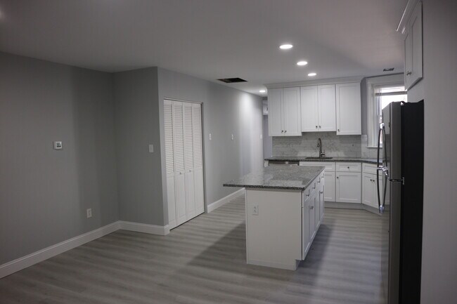 Building Photo - 6064 Ridge Ave