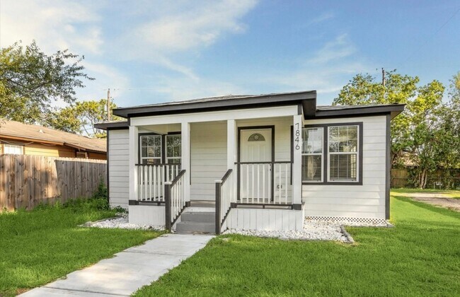 Building Photo - 7846 S Howton St