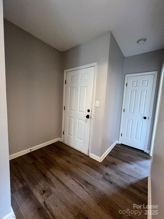 Foto del edificio - 3218 Selwyn Farms Ln