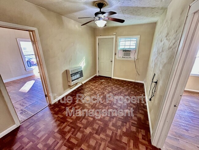 Foto del edificio - 413 W 15th St