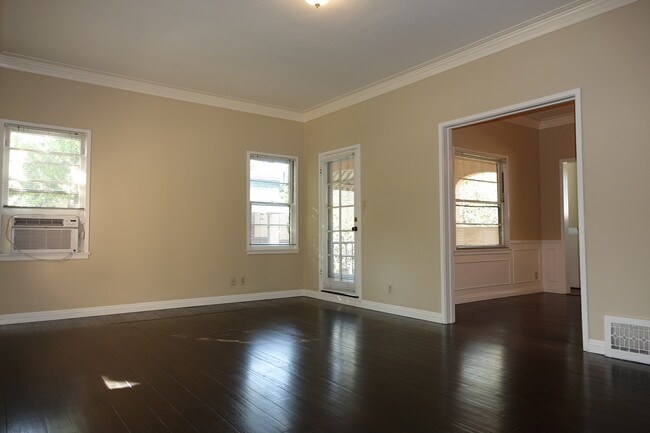Building Photo - 821 E Doran St