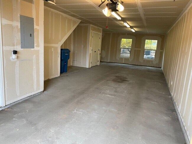 Foto del edificio - Large garage with attached spacious 2 bedroom townhome