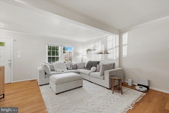 Foto del edificio - 7049 Rogue Forest Ln