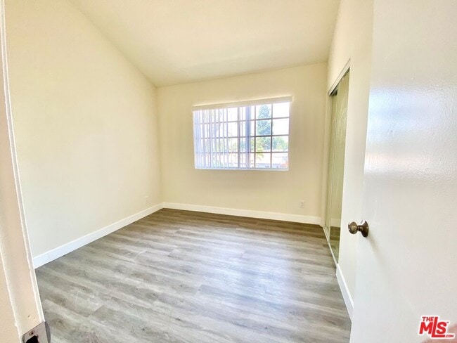 Foto del edificio - 6941 Hazeltine Ave
