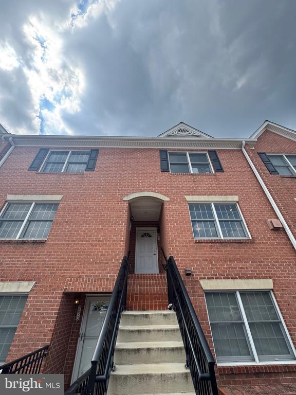 Building Photo - 6924 Fairfax Dr