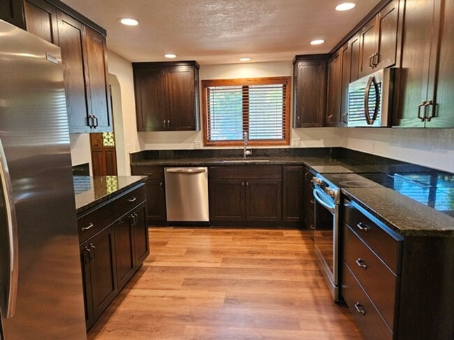 Building Photo - 3Bd/2Ba Single Story Home-For Viewing!