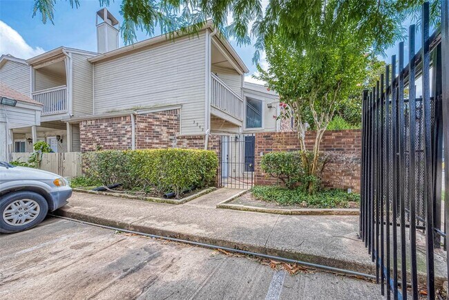 Building Photo - 3949 Tanglewilde St