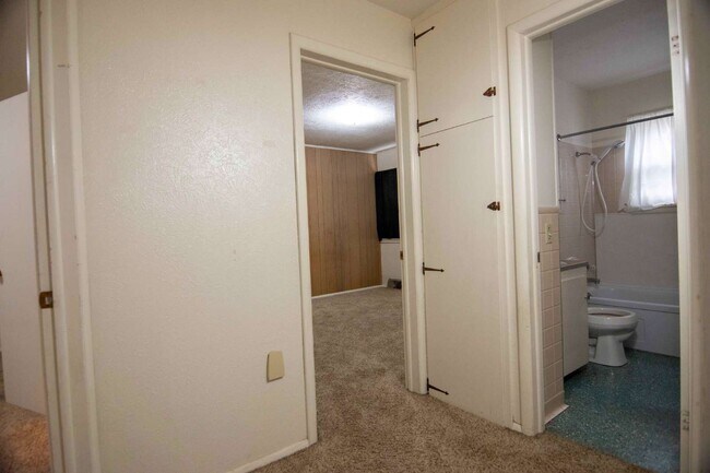 Building Photo - 2 Bedroom 2 Bath Attached Garrage
