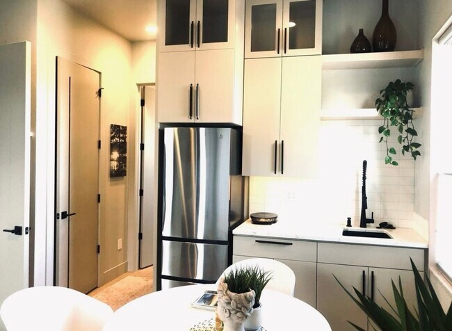 Foto del edificio - MOVE IN SPECIAL! One bedroom apartment on Bend's SW side. End Unit