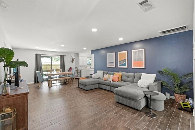 Foto del edificio - 10635 Mayfield Rd