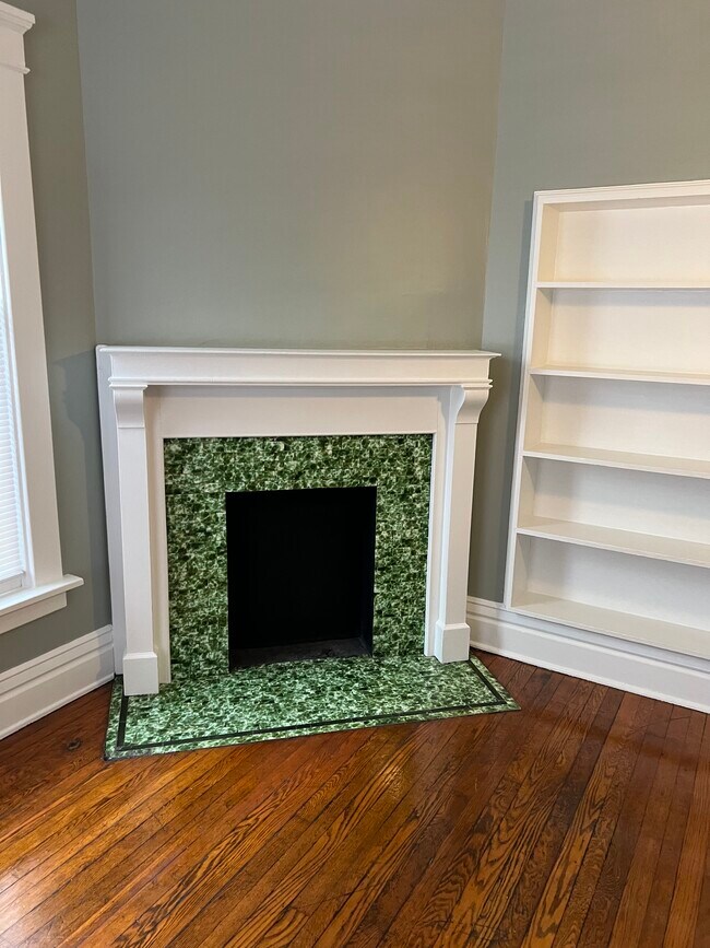 Den - 639 W 7th St