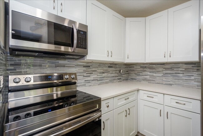 Building Photo - Fully Renovated 2BD/2BTH Deltona Condo Nea...