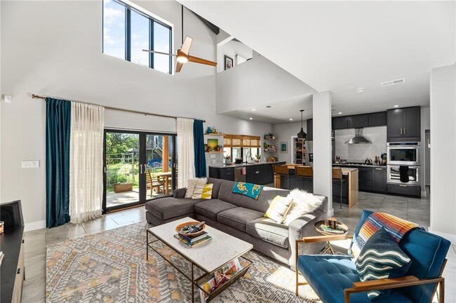 Foto del edificio - 5803 Lakeside Trail