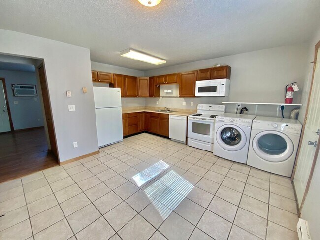 Building Photo - 3 Bedroom Duplex!
