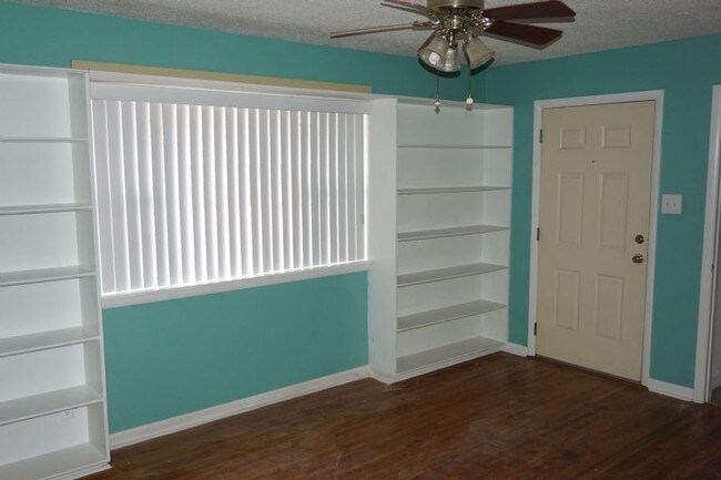 Building Photo - 5606 Applewood Dr